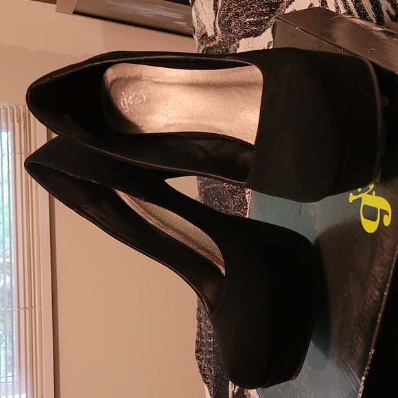 Black suede pumps - Picture 2 of 4